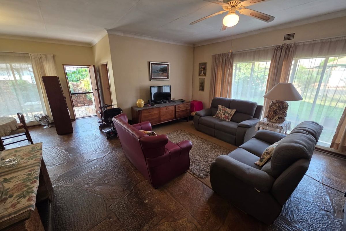 Spacious Family Home with Separate Flatlet and Excellent Extras - Photo 5