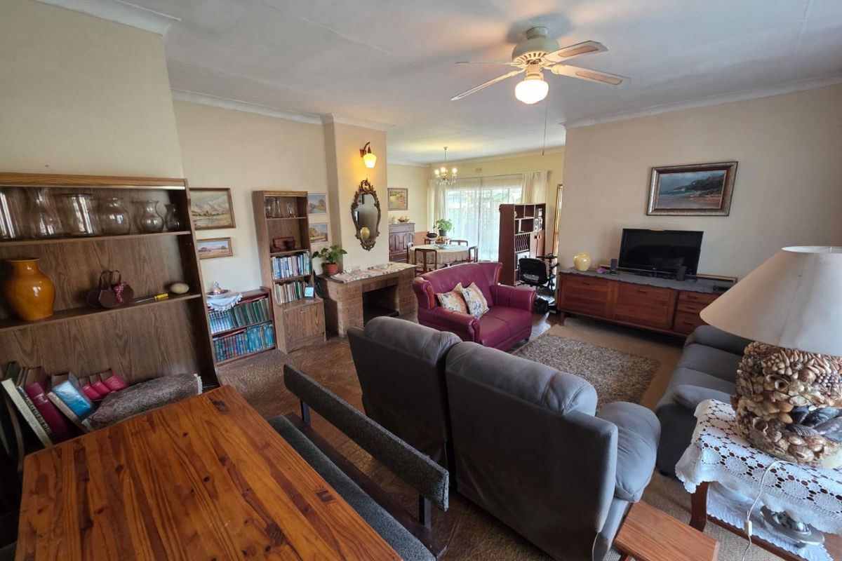 Spacious Family Home with Separate Flatlet and Excellent Extras - Photo 4