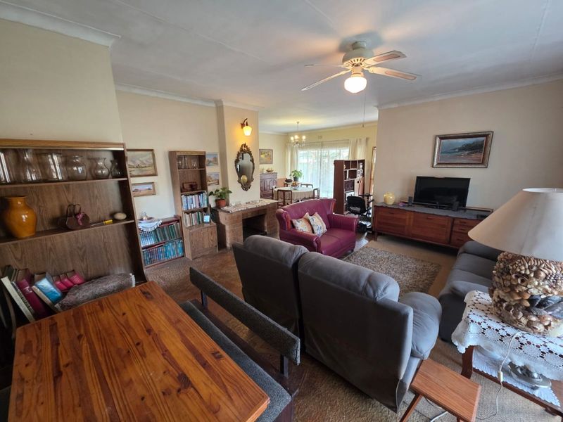 Spacious Family Home with Separate Flatlet and Excellent Extras - Photo 4