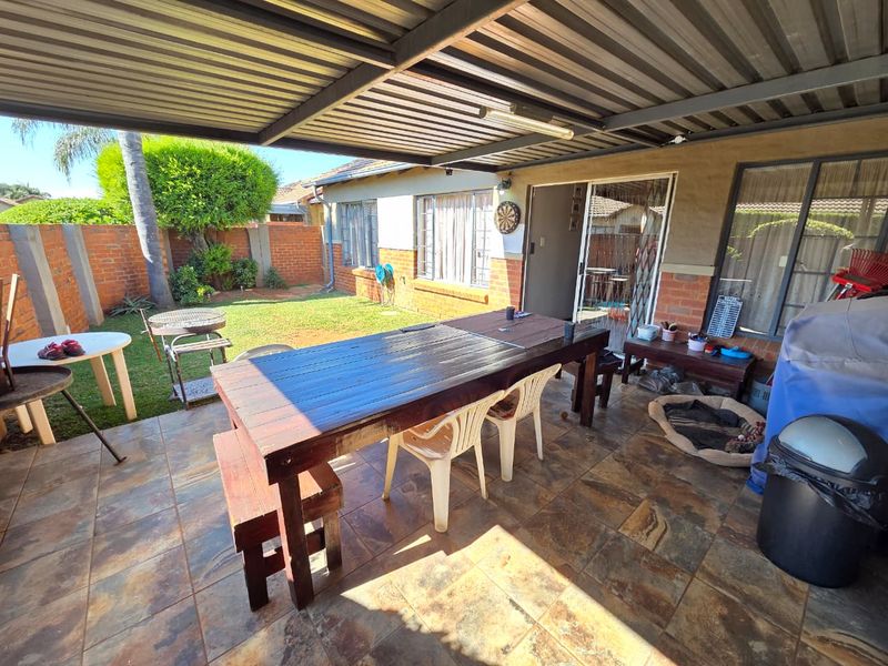 Charming Townhouse with Private Garden in a Secure Complex - Photo 1