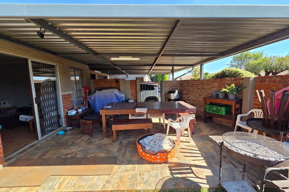 Charming Townhouse with Private Garden in a Secure Complex - Photo 4