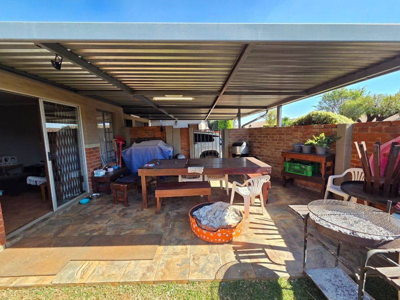 Charming Townhouse with Private Garden in a Secure Complex - Photo 4