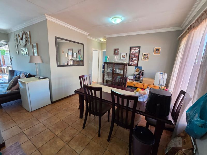 Charming Townhouse with Private Garden in a Secure Complex - Photo 9
