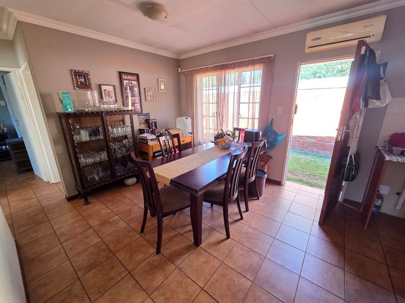Charming Townhouse with Private Garden in a Secure Complex - Photo 8