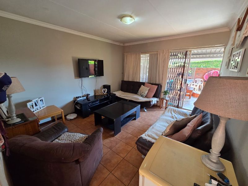 Charming Townhouse with Private Garden in a Secure Complex - Photo 7