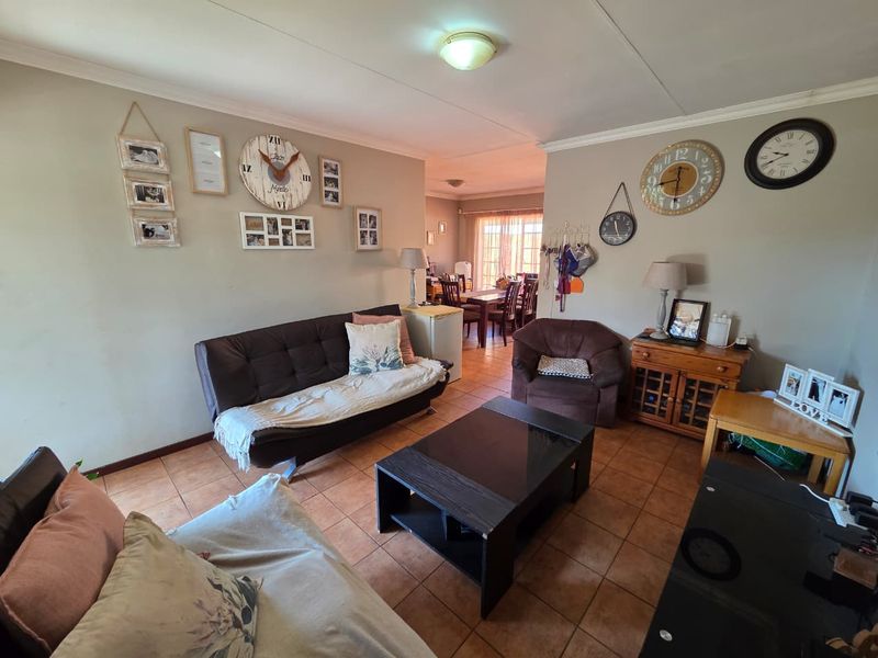 Charming Townhouse with Private Garden in a Secure Complex - Photo 6