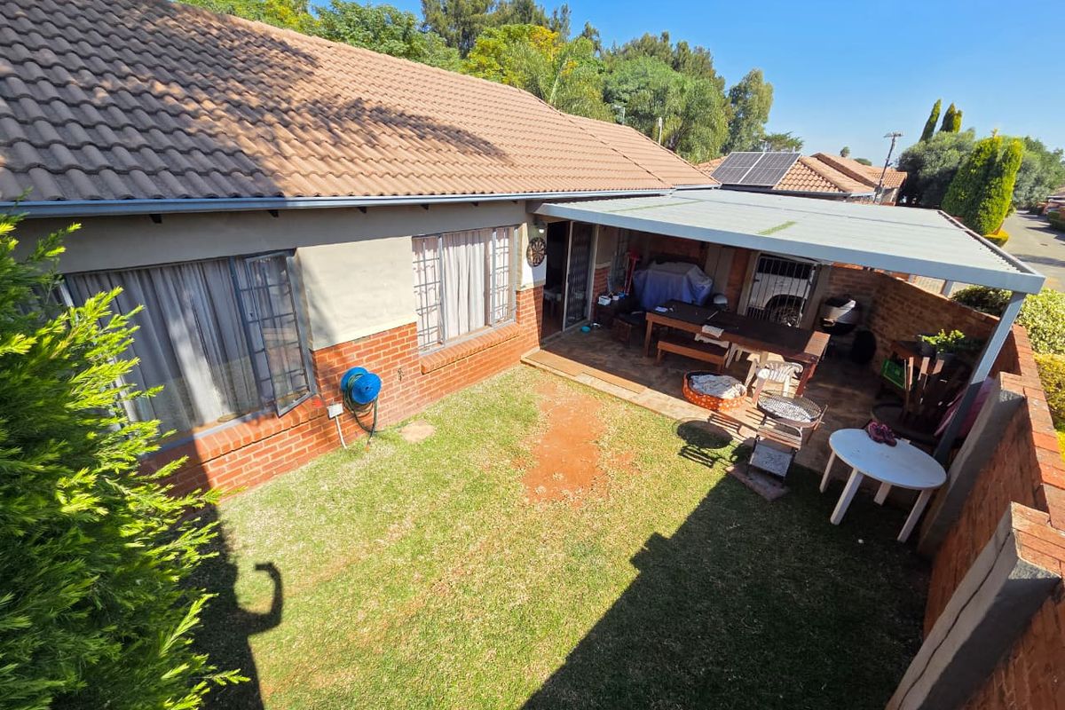 Charming Townhouse with Private Garden in a Secure Complex - Photo 2