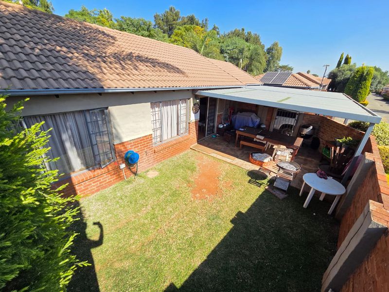 Charming Townhouse with Private Garden in a Secure Complex - Photo 2