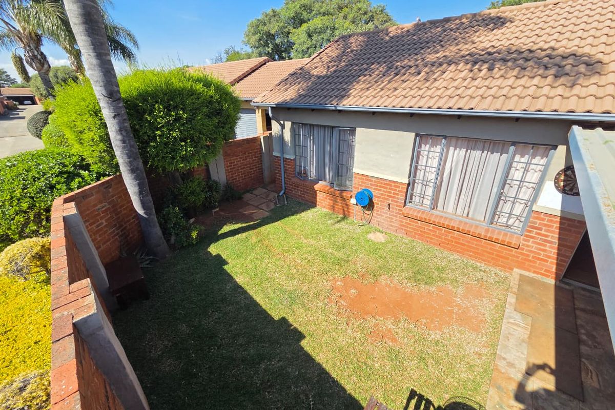 Charming Townhouse with Private Garden in a Secure Complex - Photo 3