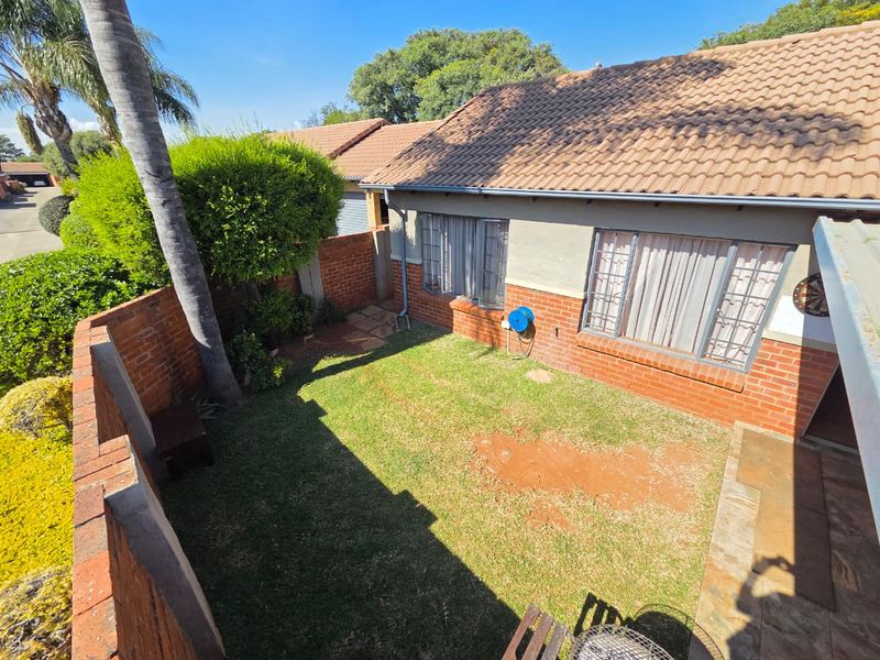 Charming Townhouse with Private Garden in a Secure Complex - Photo 3