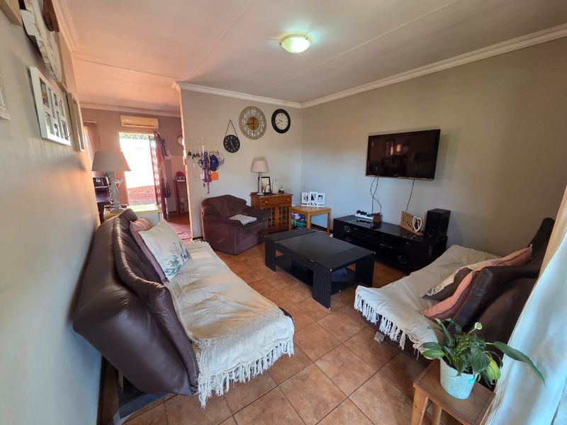 Charming Townhouse with Private Garden in a Secure Complex - Photo 5