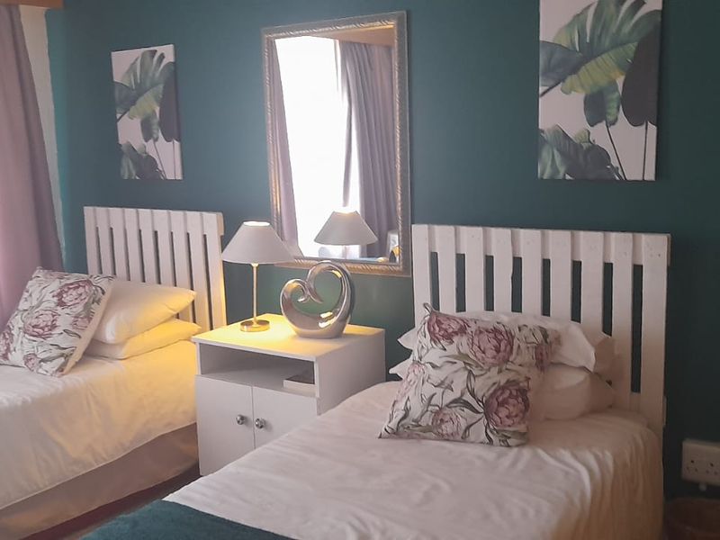 A Must Have 3 bedroom Family Home with 2 bedroom Cottage and spectacular mountain views in Riempie - Photo 6