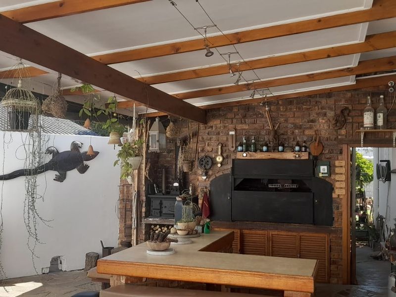 A Must Have 3 bedroom Family Home with 2 bedroom Cottage and spectacular mountain views in Riempie - Photo 2