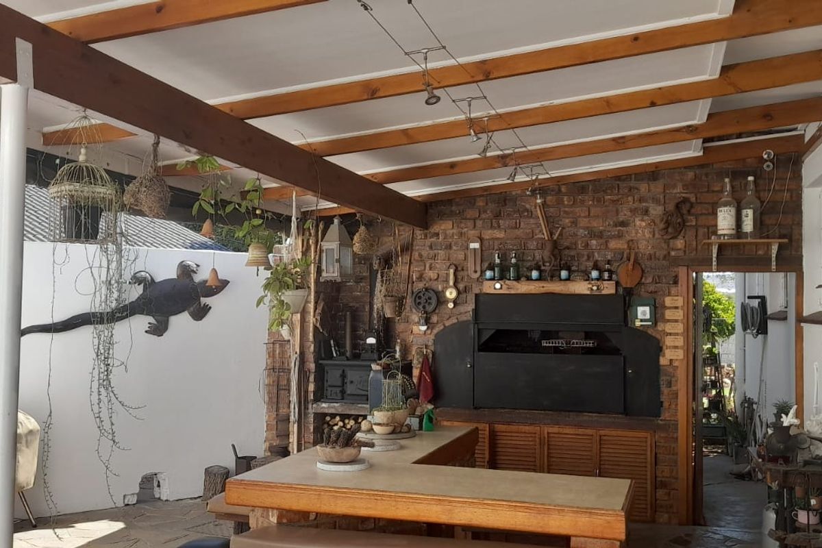 A Must Have 3 bedroom Family Home with 2 bedroom Cottage and spectacular mountain views in Riempie - Photo 2
