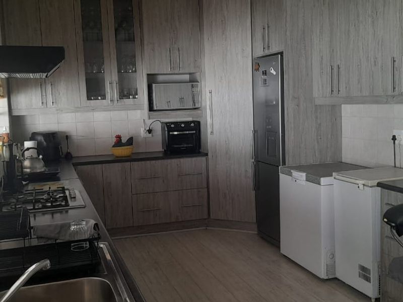 A Must Have 3 bedroom Family Home with 2 bedroom Cottage and spectacular mountain views in Riempie - Photo 3