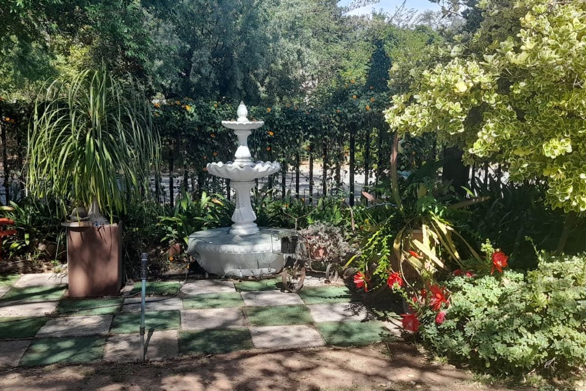 A Must Have 3 bedroom Family Home with 2 bedroom Cottage and spectacular mountain views in Riempie - Photo 4