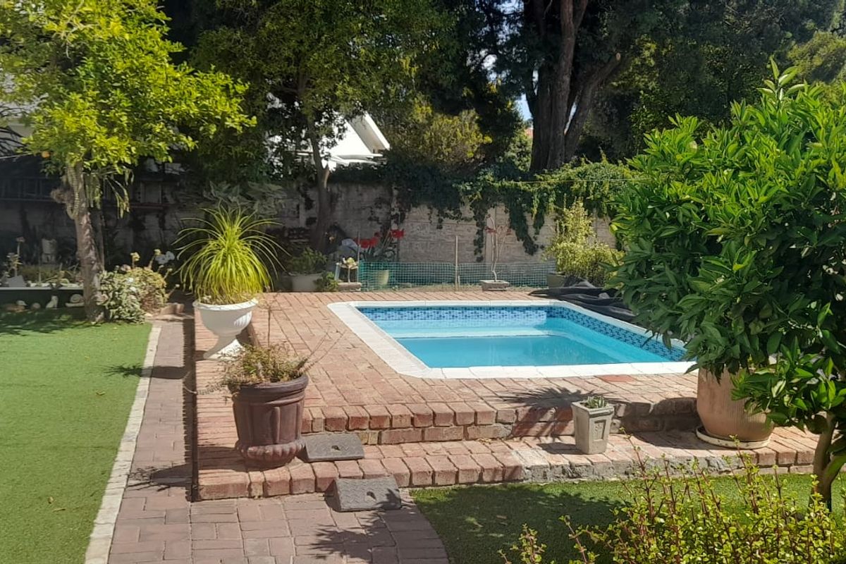 A Must Have 3 bedroom Family Home with 2 bedroom Cottage and spectacular mountain views in Riempie - Photo 5