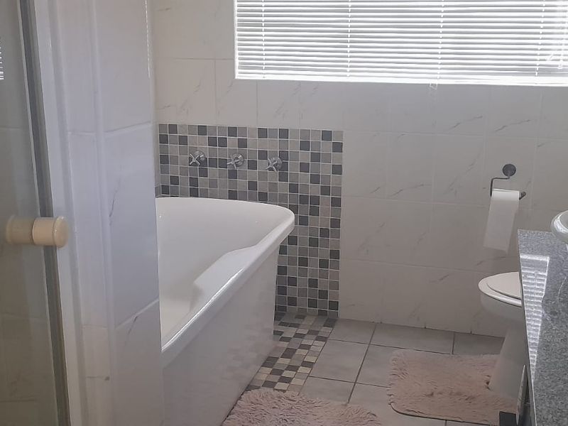 A Must Have 3 bedroom Family Home with 2 bedroom Cottage and spectacular mountain views in Riempie - Photo 7