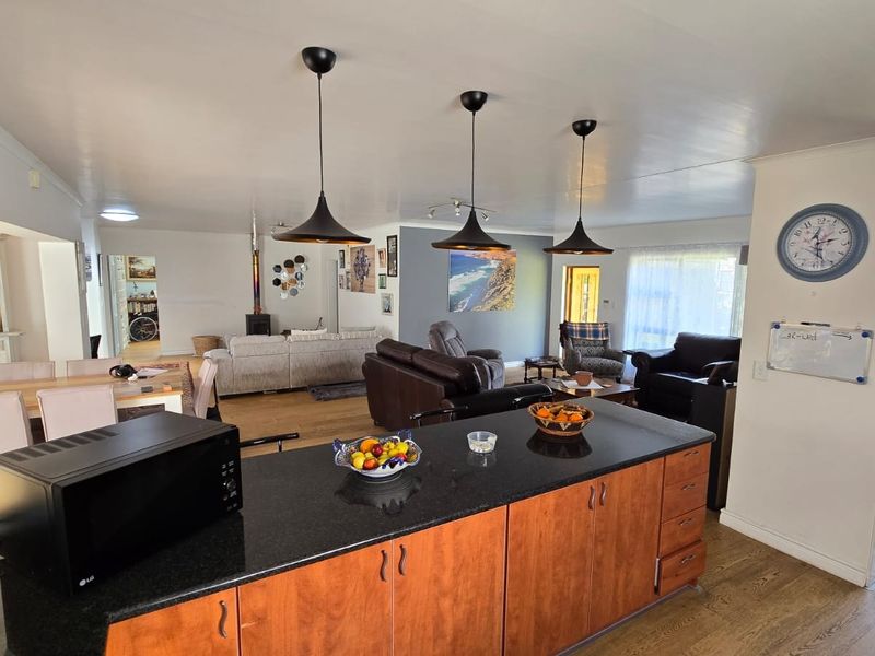 Elegant Five Bedroom Family Home for Sale in Langebaan - Photo 8