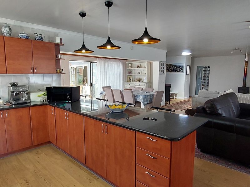 Elegant Five Bedroom Family Home for Sale in Langebaan - Photo 7
