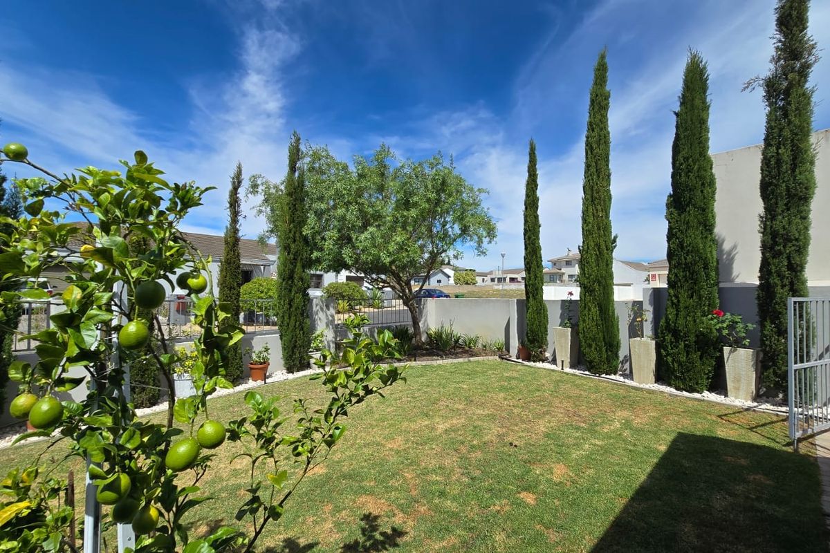 Elegant Five Bedroom Family Home for Sale in Langebaan - Photo 2