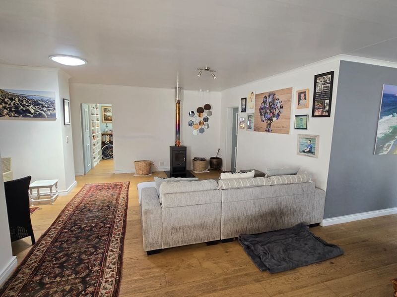 Elegant Five Bedroom Family Home for Sale in Langebaan - Photo 4