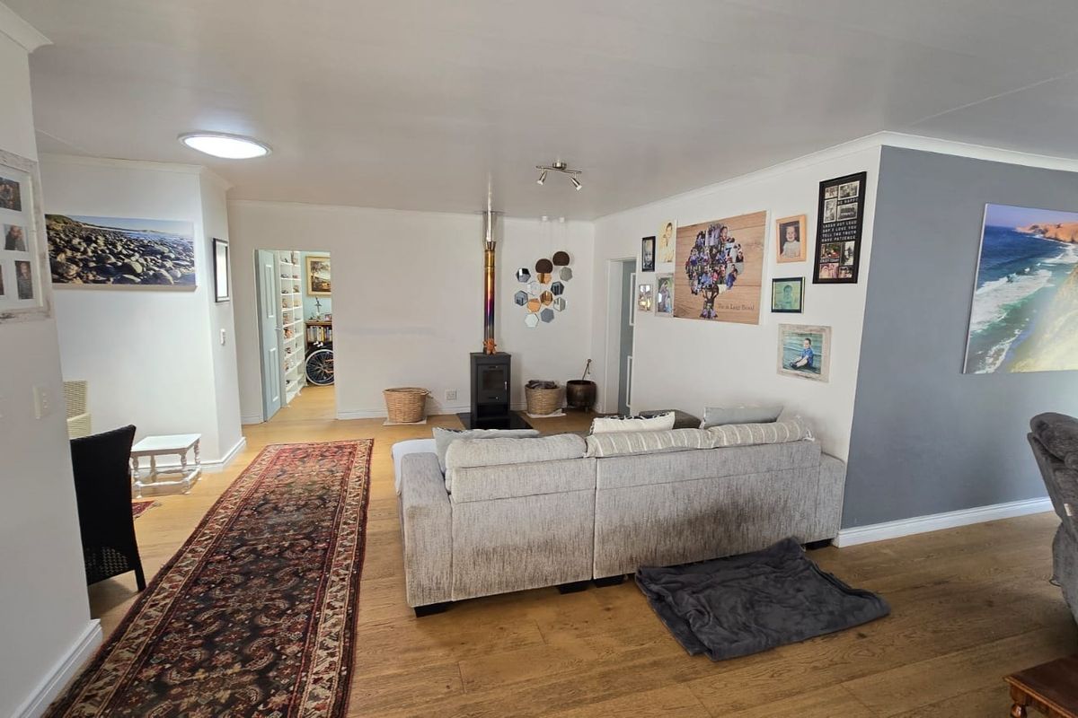 Elegant Five Bedroom Family Home for Sale in Langebaan - Photo 4