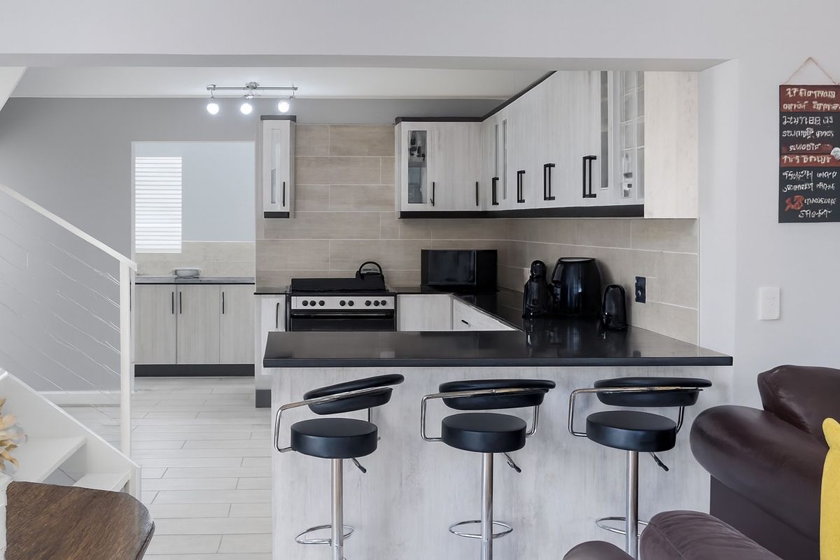 Stylish Lock-Up-and-Go Coastal Home – Exclusive Mandate - Photo 4