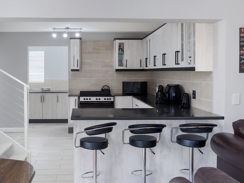 Stylish Lock-Up-and-Go Coastal Home – Exclusive Mandate - Photo 4