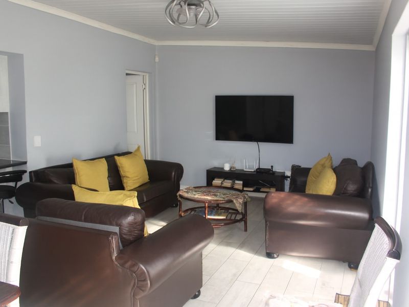 Stylish Lock-Up-and-Go Coastal Home – Exclusive Mandate - Photo 6