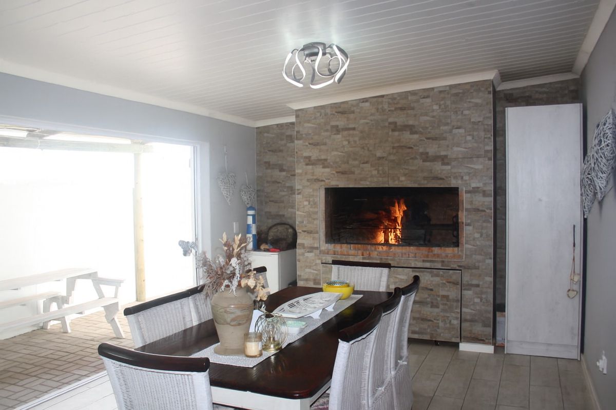 Stylish Lock-Up-and-Go Coastal Home – Exclusive Mandate - Photo 5