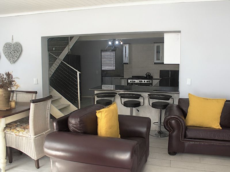 Stylish Lock-Up-and-Go Coastal Home – Exclusive Mandate - Photo 3