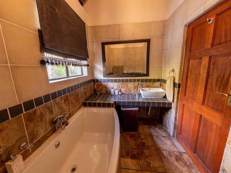 Elegant 4 Bedroom Double Story Bush Escape - Photo 10