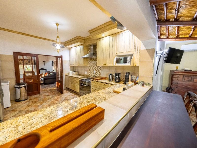 Elegant 4 Bedroom Double Story Bush Escape - Photo 4