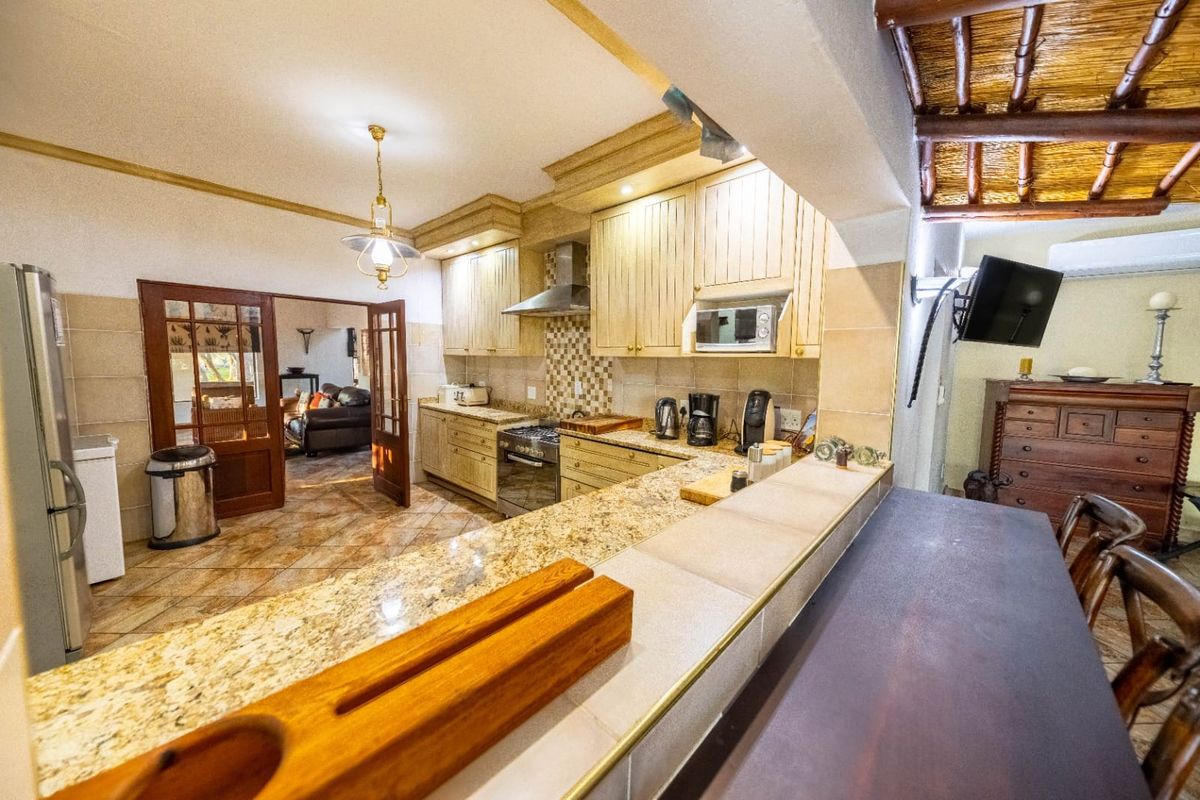 Elegant 4 Bedroom Double Story Bush Escape - Photo 4