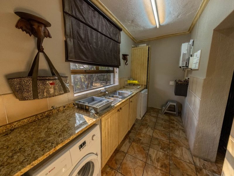 Elegant 4 Bedroom Double Story Bush Escape - Photo 5