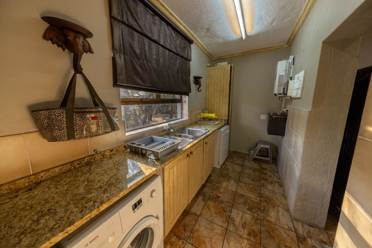 Elegant 4 Bedroom Double Story Bush Escape - Photo 5