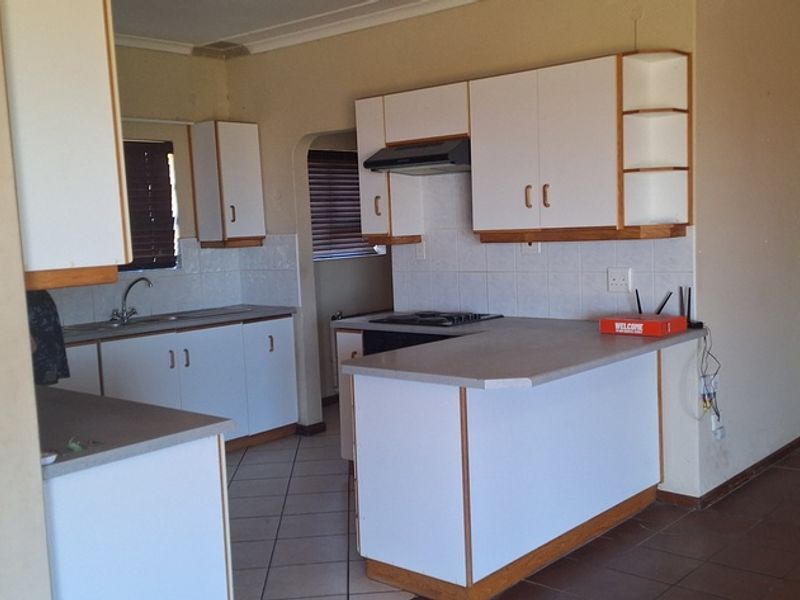 Spacious 3 Bedroom Home in Piketberg - Photo 8