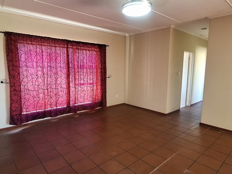 Spacious 3 Bedroom Home in Piketberg - Photo 6