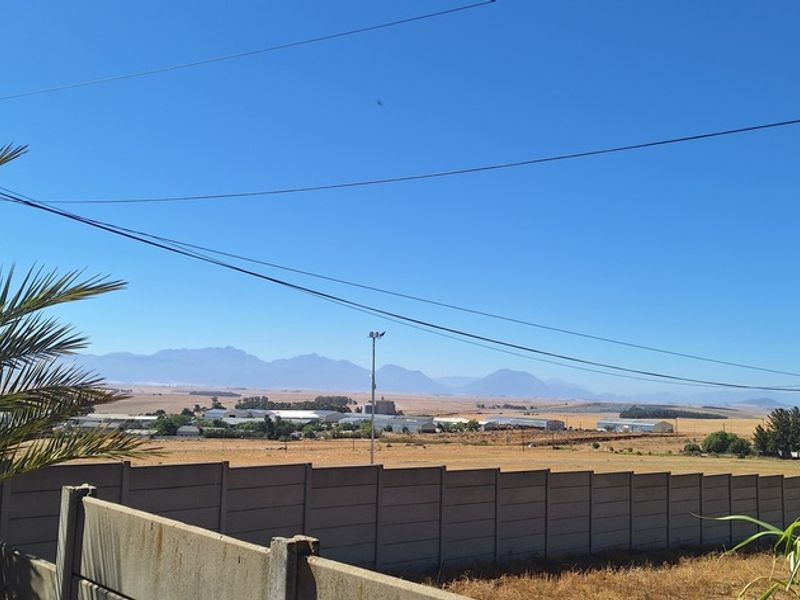 Spacious 3 Bedroom Home in Piketberg - Photo 3