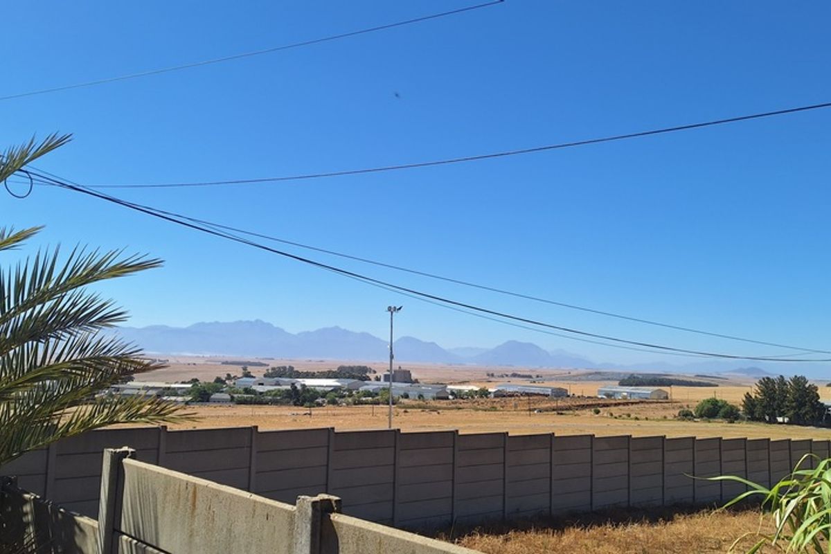 Spacious 3 Bedroom Home in Piketberg - Photo 3