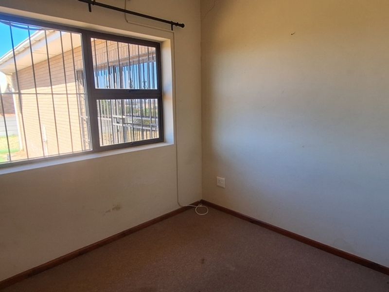 Spacious 3 Bedroom Home in Piketberg - Photo 10