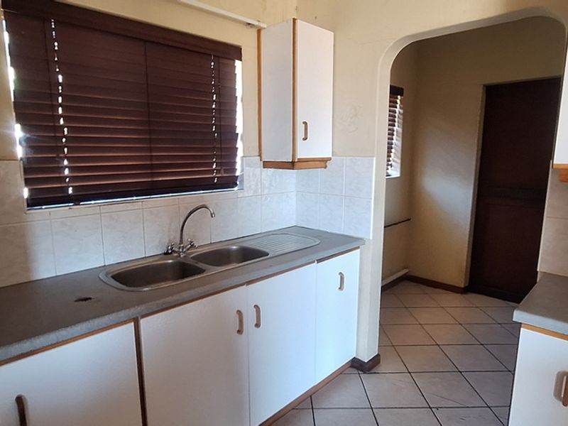 Spacious 3 Bedroom Home in Piketberg - Photo 9