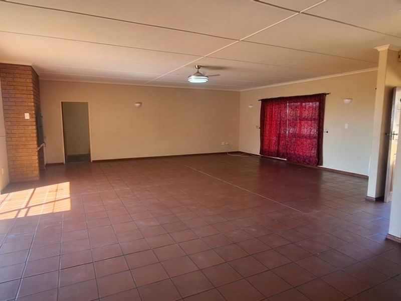 Spacious 3 Bedroom Home in Piketberg - Photo 5