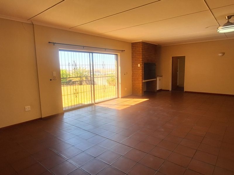Spacious 3 Bedroom Home in Piketberg - Photo 4