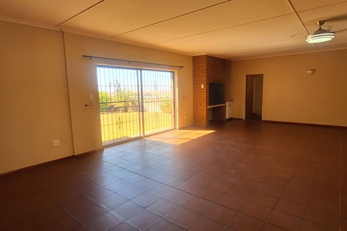 Spacious 3 Bedroom Home in Piketberg - Photo 4