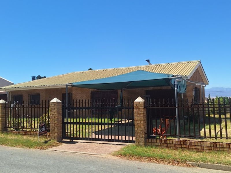 Spacious 3 Bedroom Home in Piketberg - Photo 2