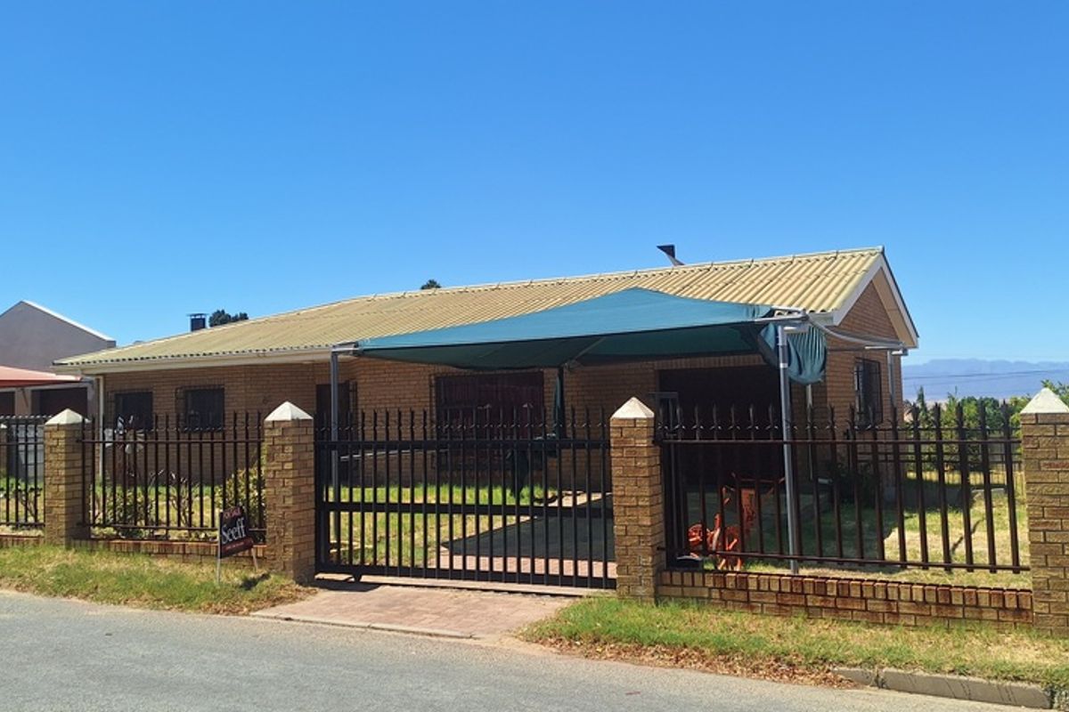 Spacious 3 Bedroom Home in Piketberg - Photo 2