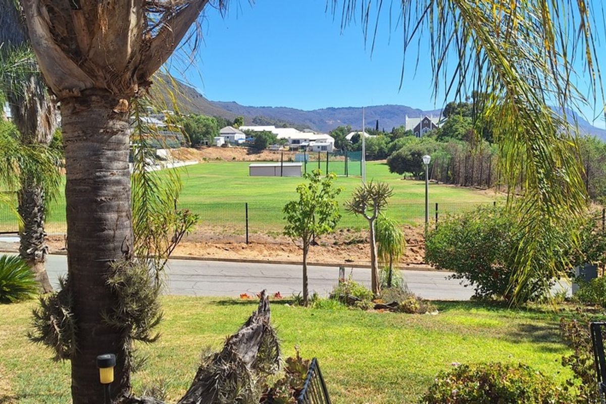Lovely 4 Bedroom home plus a flatlet in Piketberg - Photo 3