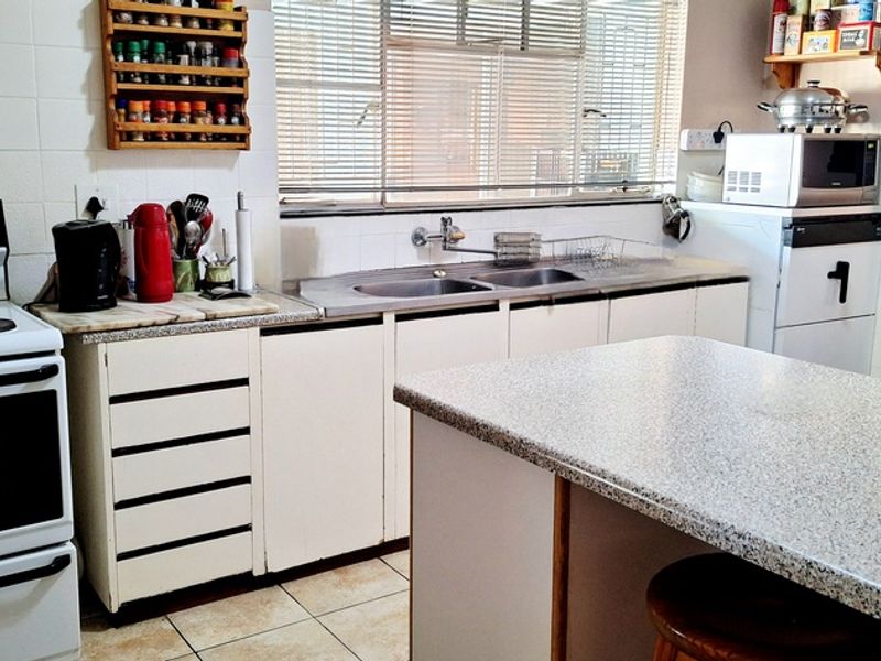 Lovely 4 Bedroom home plus a flatlet in Piketberg - Photo 10
